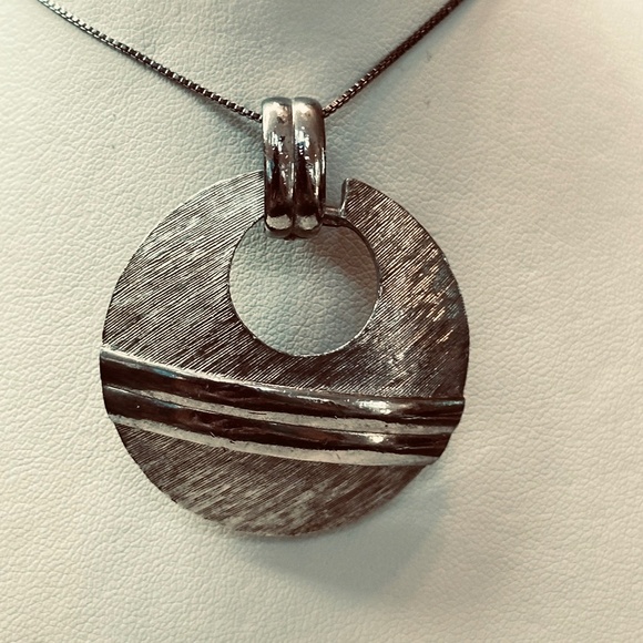 Silver Tone Round Pendant w/Open Circle at top & 2 Bands Across Middle Vintage - Picture 1 of 10